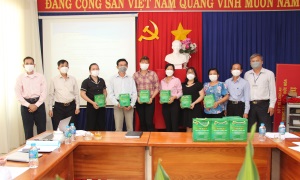 Công ty Vạn Xuân tài trợ 500 "bộ sản phẩm điều trị F0 Vạn Xuân" cho người dân tại tỉnh Long An